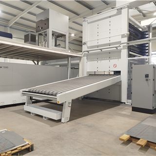 Automated sheet-metal cutting cell in the production hall
